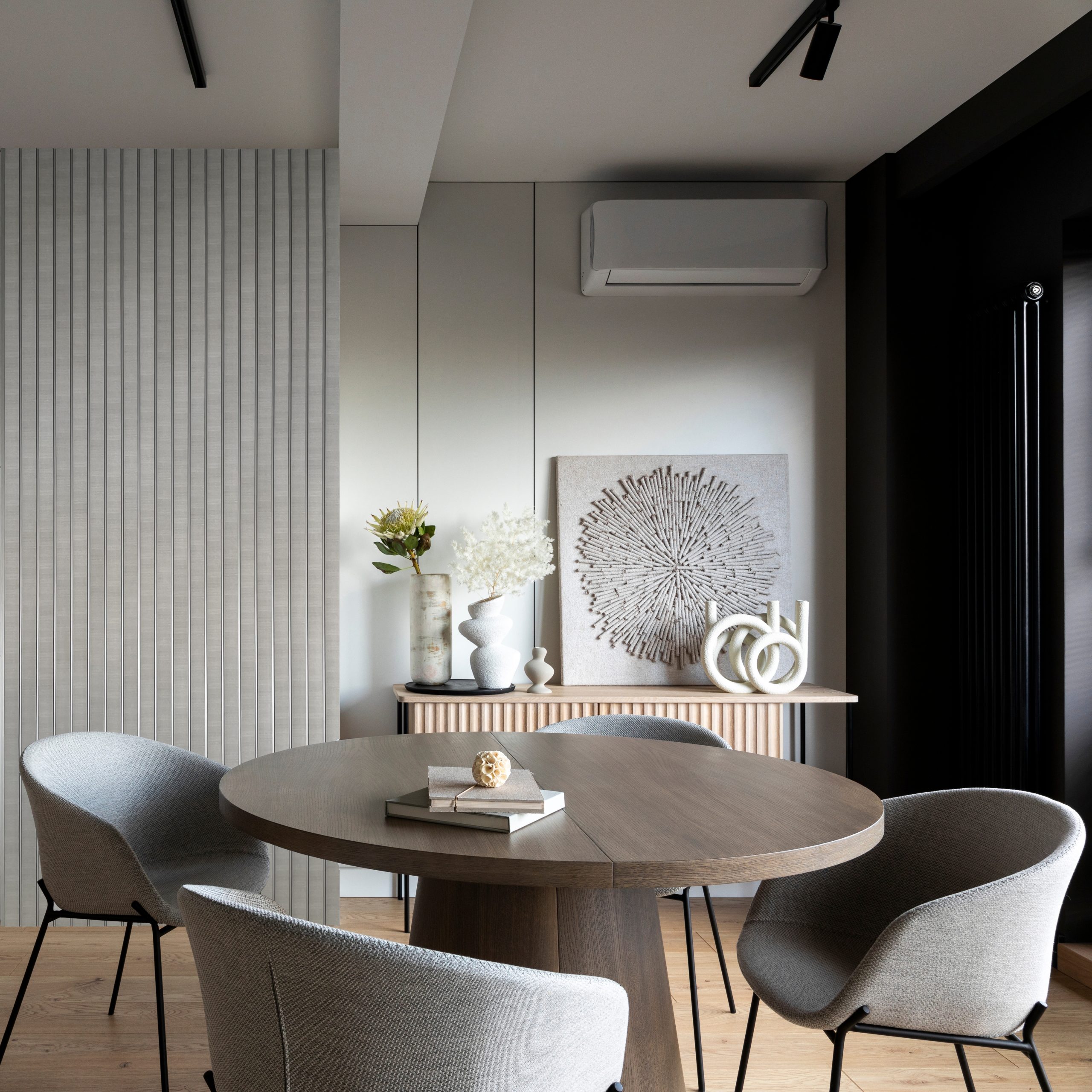 Contemporary,Design,Of,Dining,Room,Interior,With,Round,Table,,Gray